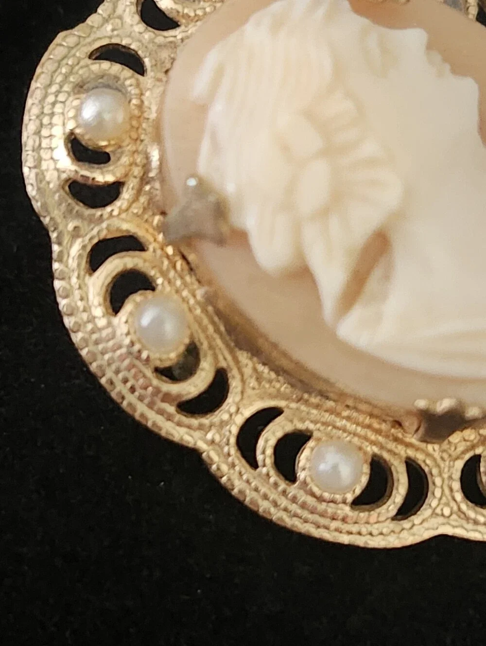 Vtg Classic Cameo Brooch Pin in Cream and Gold
